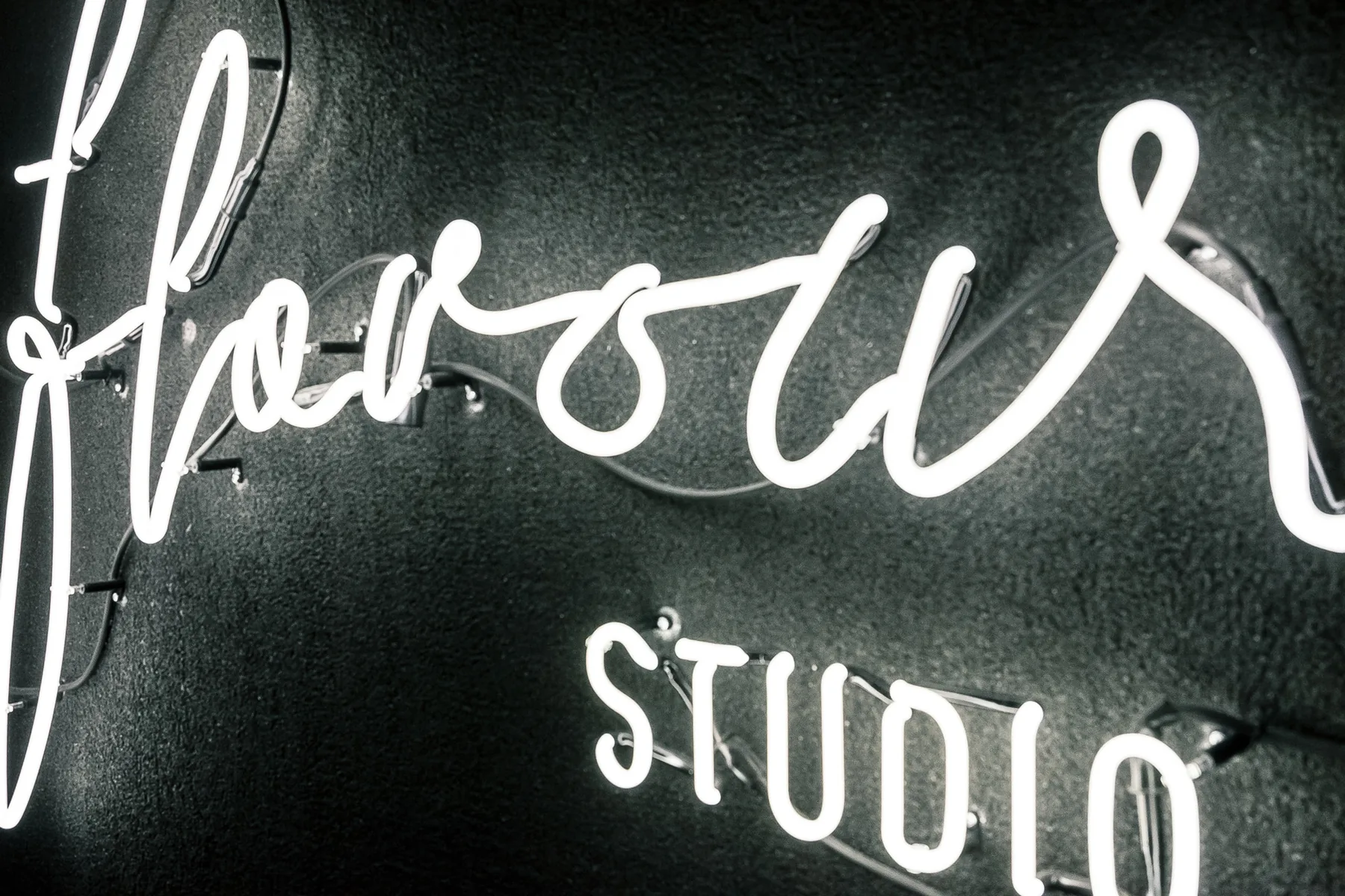 Flavour Studion neonkyltti lähikuvassa.