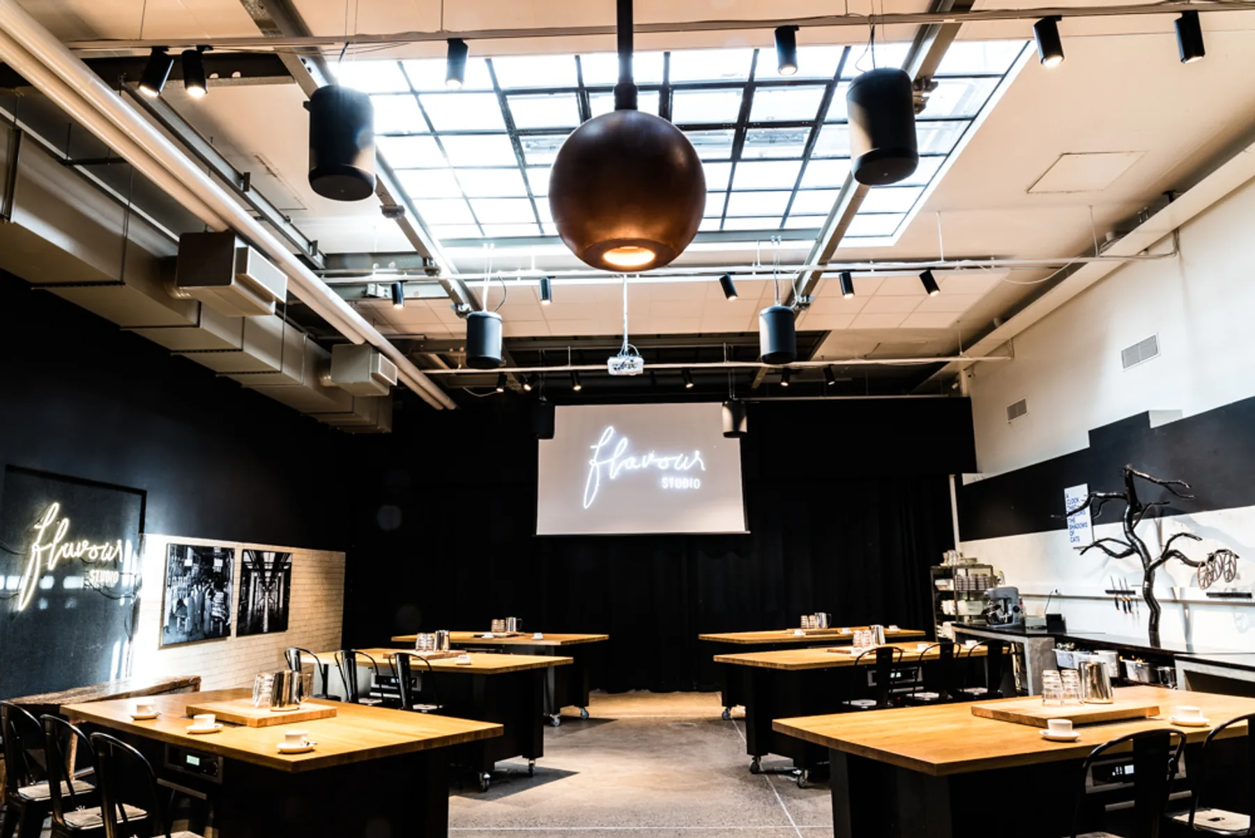 Flavour Studion sali kattoikkunoineen seminaarikäytössä.