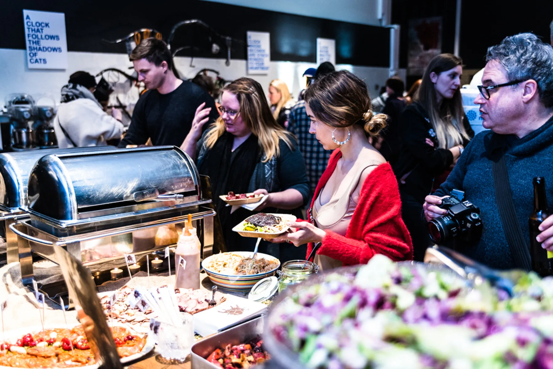 Street food -pöytä täynnä annoksia Flavour Studiossa.