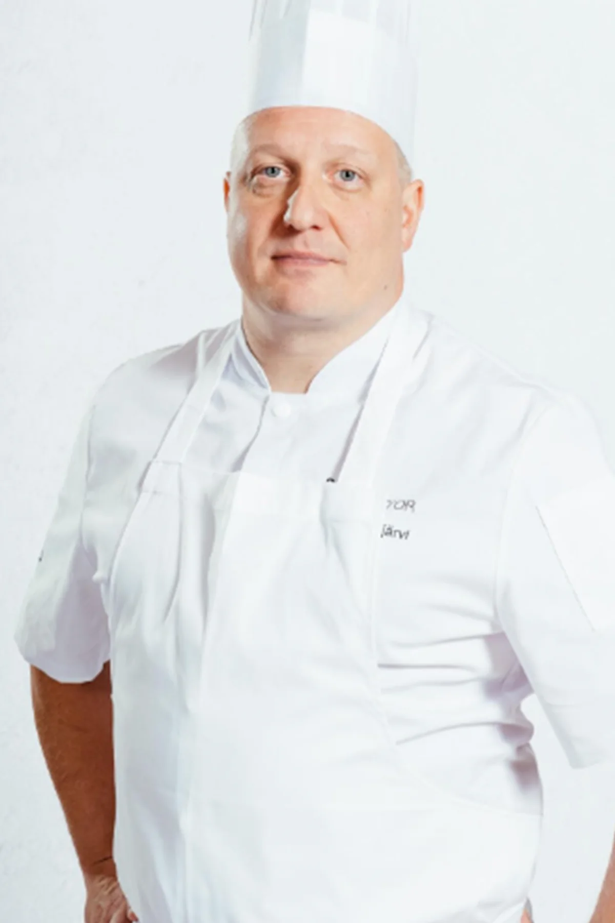 Keittiömestari Kristian Vuojärvi kokintakissa.
